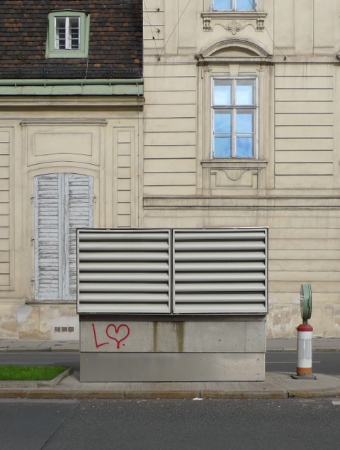 Theresianum mit U-Bahn Lüftungskasten