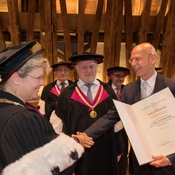 TU-Rektorin Univ. Prof. Dr. Sabine Seidler, 
Promotor Univ. Prof. Dr. Josef Eberhardsteiner, 
Laudator Univ. Prof. Dr. Nott Caviezel (im Hintergrund),
Ehrendoktor Otto Kapfinger (Jg. 1949, 1978-92 Vorstandsmitglied ÖGfA, 1979-92 Redaktionsmitglied UMBAU), 
 
14. Mai 2019, Kuppelsaal TU Wien Karlsplatz