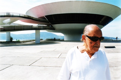 Oscar Niemeyer: Das Leben ist ein Hauch – © Edition Salzgeber Oscar Niemeyer: Das Leben ist ein Hauch