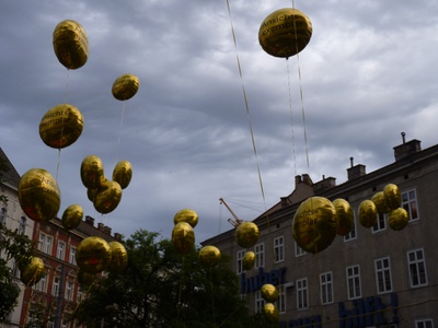 Ansichtsexemplare über dem Vorplatz
