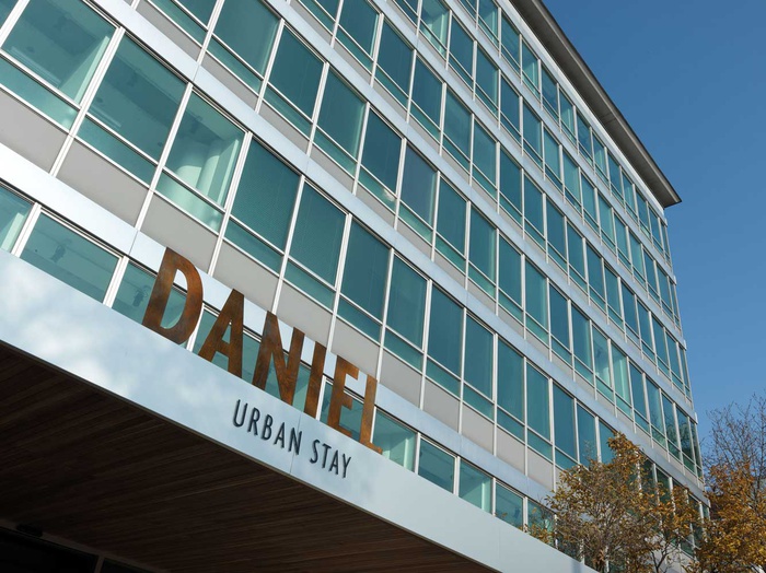 Atelier Heiss - Hotel Daniel – Denkmalgeschützte Fassade des Baus aus 1962