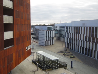WU Campus, 2013, Blick vom Gebäude D1 (Architektur: BUSarchitektur) zum Gebäude D2 (Architektur: Hitoshi Abe)