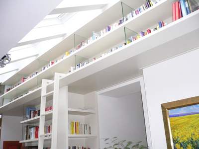 hängende bibliothek im altbau dachgeschoss – © arch.büro Habenschuss hängende bibliothek im altbau dachgeschoss