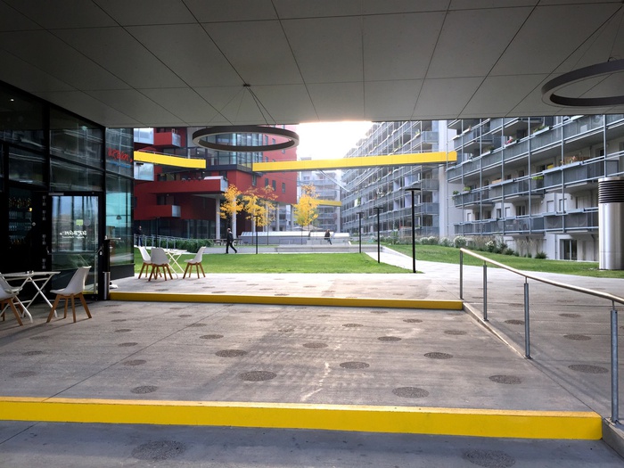 Cafeterrassen - Durchgang in den Park