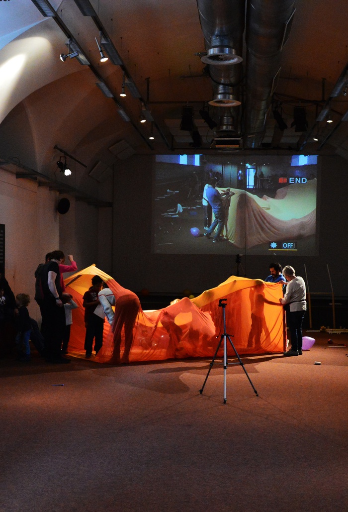 Der elastische Raum macht die Bewegungen sichtbar