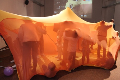 Der elastische Raum macht die Bewegungen sichtbar