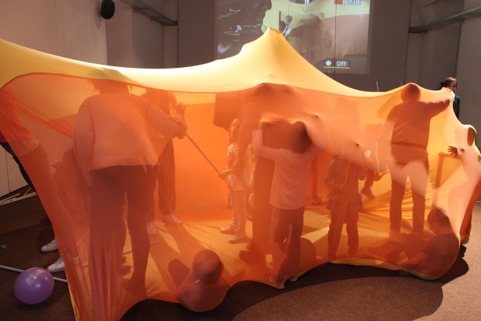 Der elastische Raum macht die Bewegungen sichtbar