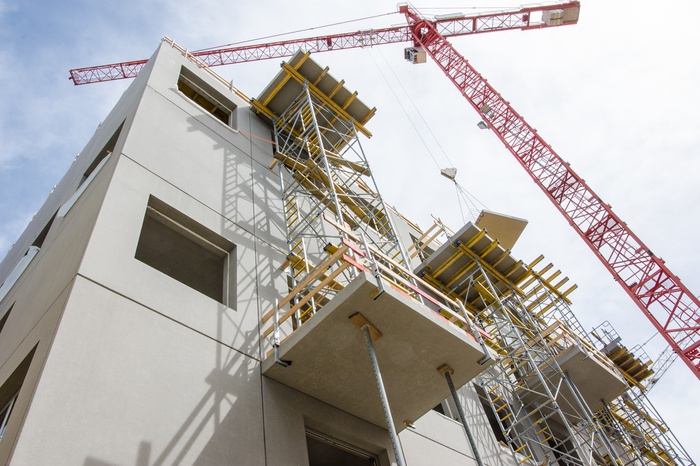 Beim Bau der Fassade werden 3,3 m x 3,6 m große Betonfertigteile präzise zusammengesetzt.