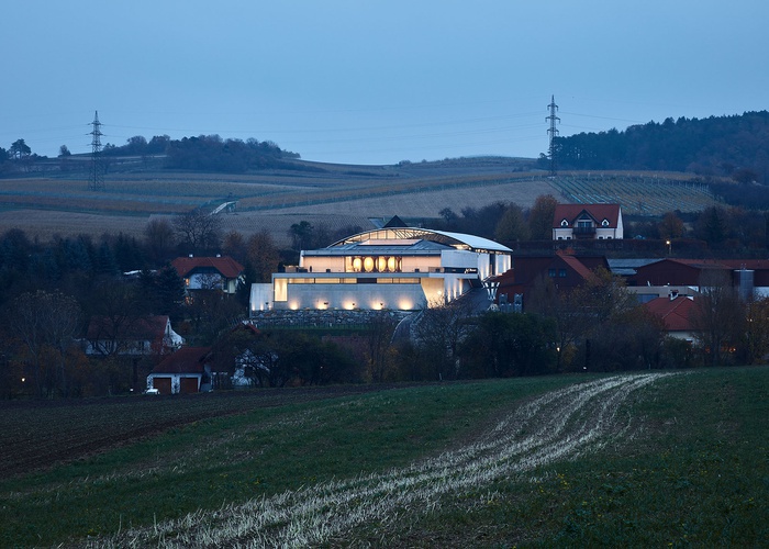 Mit der Weinkellerei Winzerhof Dockner entstand ein modernes Wirtschaftsgebäude zur Optimierung des Betriebes im Sinne der Nachhaltigkeit und Ressourcenschonung.