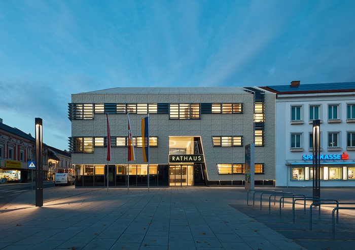 Das Rat- und Fachärztehaus reagiert subtil auf das Volumen und die Höhenentwicklung der Umgebung und leistet einen baukulturellen Beitrag zur Gegenwartsarchitektur.