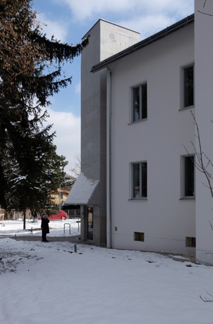 Musikhaus, Zubau des Stiegenhauses und des Aufzuges, Nordfassade