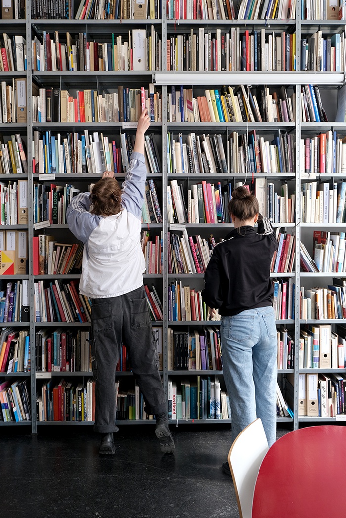 Die AIM Bibliothekswand in der ÖGFA
