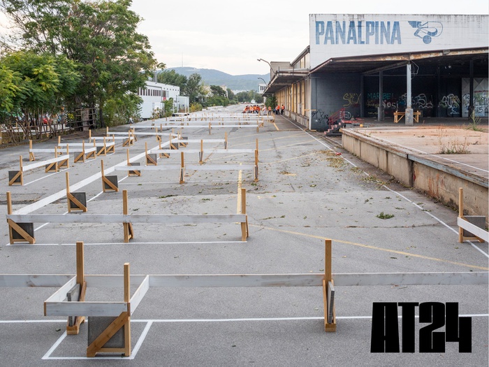 1:1 Nachzeichnung der Umrisse des  Bahnhofsgebäudes mit einer zitathaften Rekonstruktion der Einbauten für die Ausstellung “Der ewige Jude” (1938) am Ort des historischen Ereignisses, Installation von Michael Hieslmair & Michael Zinganel (Tracing Spaces)