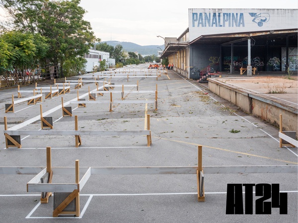 1:1 Nachzeichnung der Umrisse des  Bahnhofsgebäudes mit einer zitathaften Rekonstruktion der Einbauten für die Ausstellung “Der ewige Jude” (1938) am Ort des historischen Ereignisses, Installation von Michael Hieslmair & Michael Zinganel (Tracing Spaces)