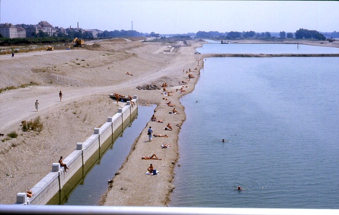 Von der Reichsbrücke, Blick stromabwärts, Ufer Kaisermühlen, Entlastungsgerinne, Donauinsel