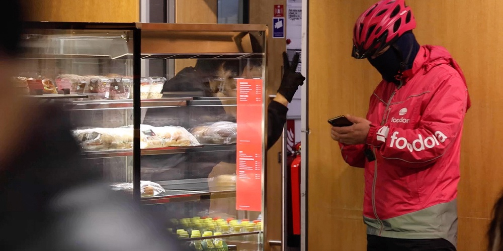 Ausstellung "Zwischen Pick-up & Drop-off. Wer unser Essen liefert" im Wien Museum, Filmstill