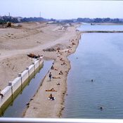 Von der Reichsbrücke, Blick stromabwärts, Ufer Kaisermühlen, Entlastungsgerinne, Donauinsel