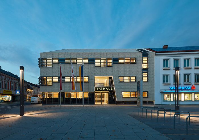 Das Rat- und Fachärztehaus reagiert subtil auf das Volumen und die Höhenentwicklung der Umgebung und leistet einen baukulturellen Beitrag zur Gegenwartsarchitektur.