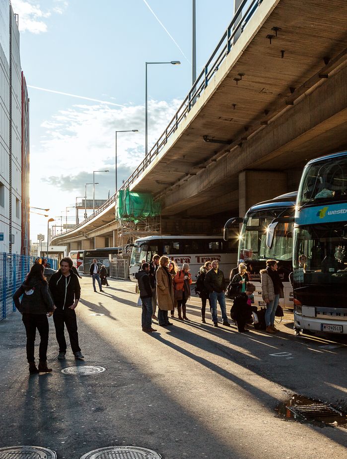 Der Vienna International Busterminal: Seltsamer Weise befindet sich der wichtigste Ankunfts- und Abfahrtsort für den internationalen Bus-Linienverkehr heute unter einer Autobahnbrücke, nachdem er mehrmals aus zentraleren Lagen durch der Aufwertung der Standorte als Folge von großen Stadtentwicklungsprojekten verdrängt worden ist.