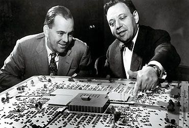 Victor Gruen (re.) und Bruce Dayton vor dem Modell von Southdale Center