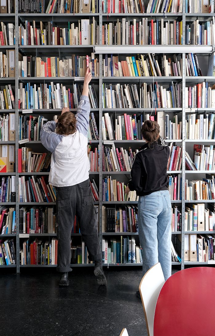 Die AIM Bibliothekswand in der ÖGFA