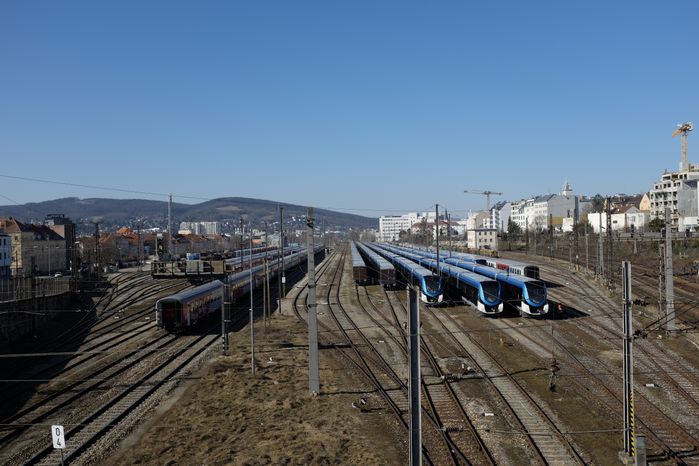 Blick von der Ameisbrücke auf den Frachtenbahnhof Penzing