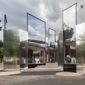 Steirereck | großformatige Hebefenster und die reflektierende Metallfassade lassen Aussen- und Innenraum ineinander fließen
