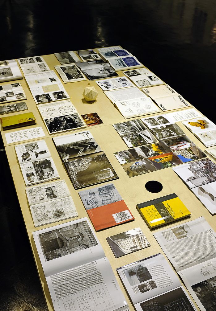 Ausstellung "Der Hang zur Geometrie" Archivtisch